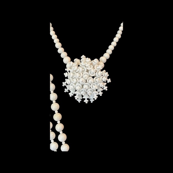 Two beautiful vintage 1940’s white glass with spiral glass beads detail - Picture 2 of 11